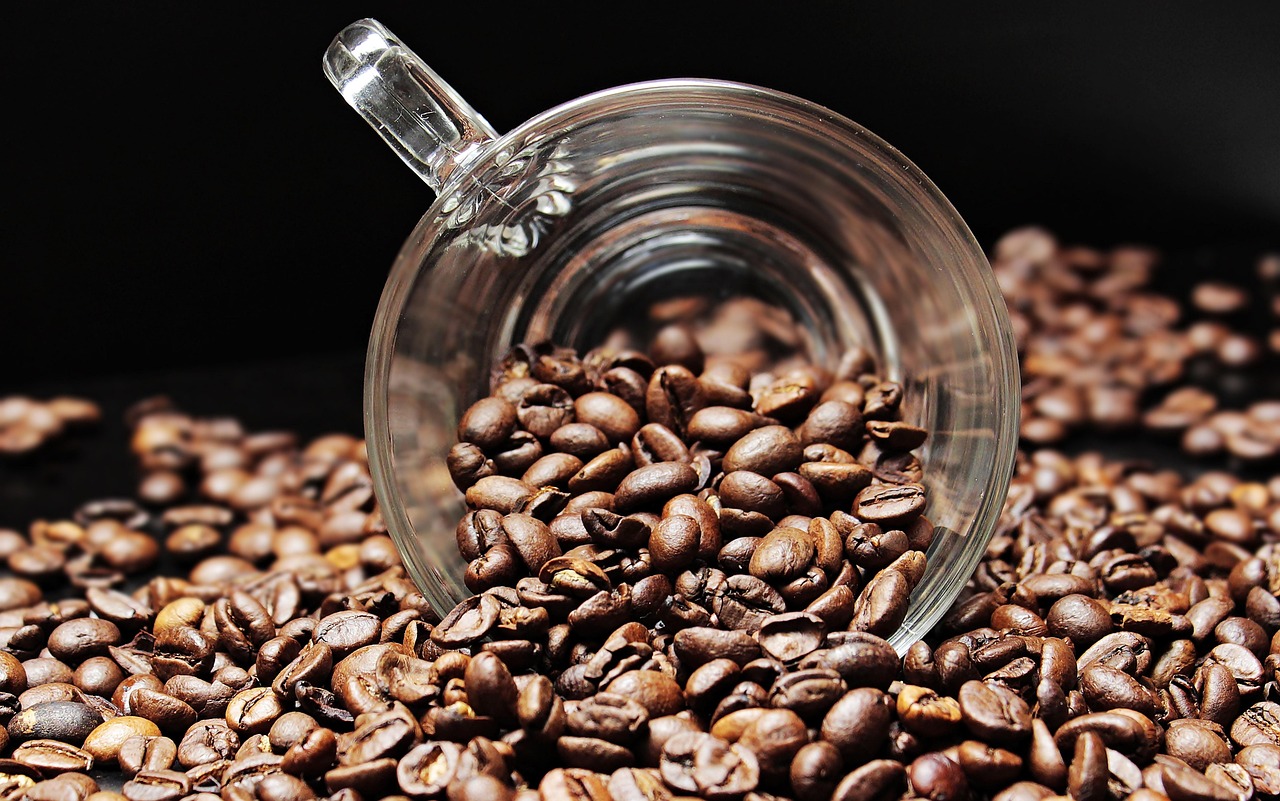 Gezellige koffiebar met espressomachine in keukenhoek. Gezellige koffiebar met espressomachine in keukenhoek.