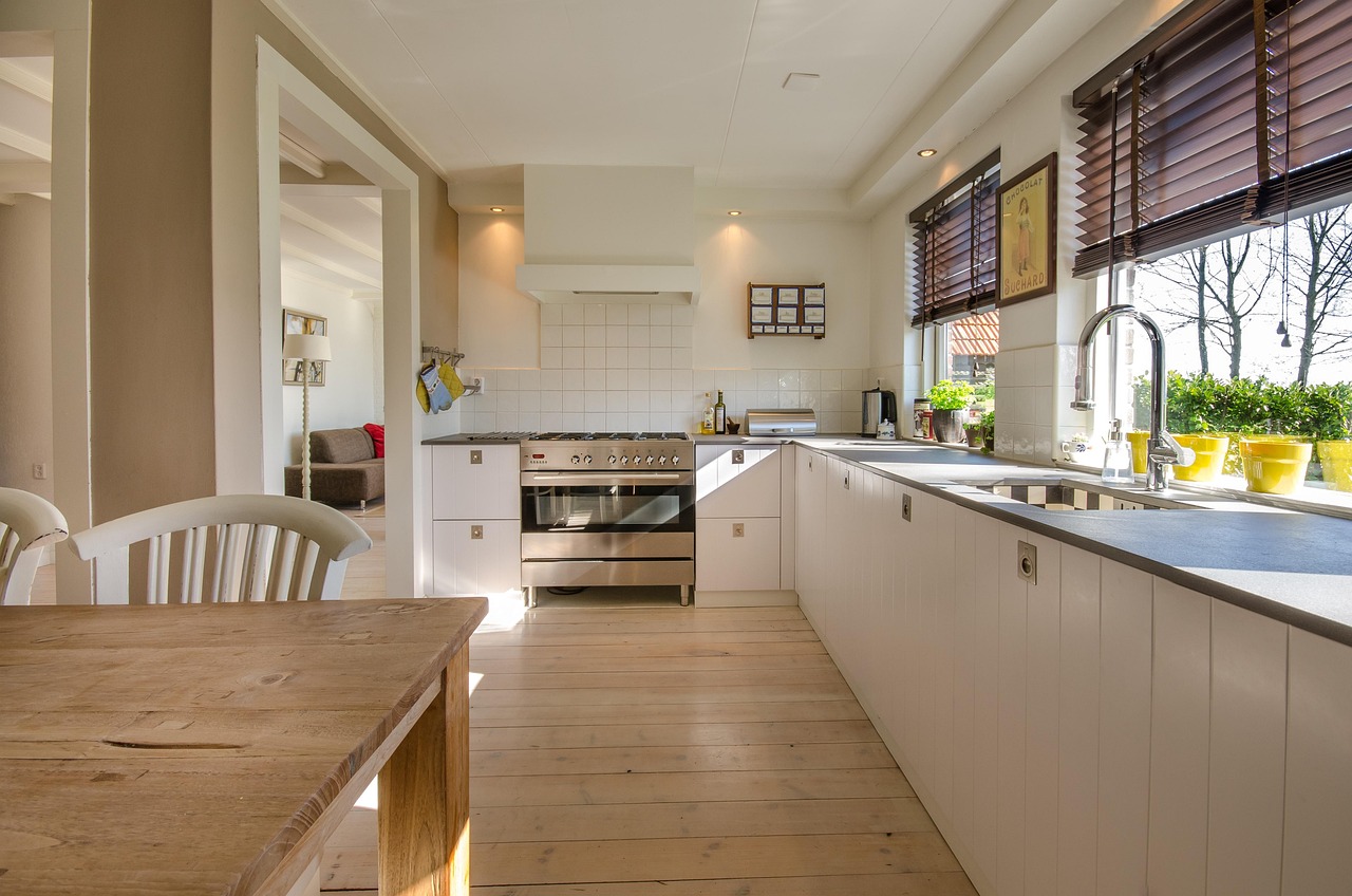 Verlichte keuken met kleurrijke LED-strip verlichting. Verlichte keuken met kleurrijke LED-strip verlichting.
