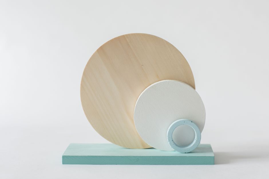 Wandcirkel hout als focuspunt in modern woonkamerontwerp.